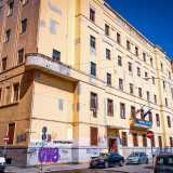 �Che scelse lo stile razionalista in auge durante il fascismo - spiega l�esperto Simone De Bartolo-, caratterizzato da cornici marcapiano rettilinee, aperture squadrate e assenza di archi�
